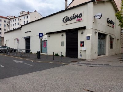 Villeurbanne - Place Victor Balland - Magasin Casino avec inscription Place Victor Balland