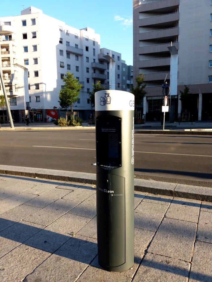 Villeurbanne - Place Charles Hernu - Distributeur de gel hydroalcoolique - Nouvel emplacement
