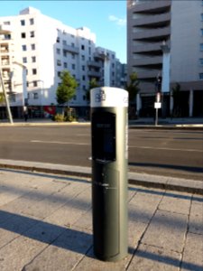 Villeurbanne - Place Charles Hernu - Distributeur de gel hydroalcoolique - Nouvel emplacement