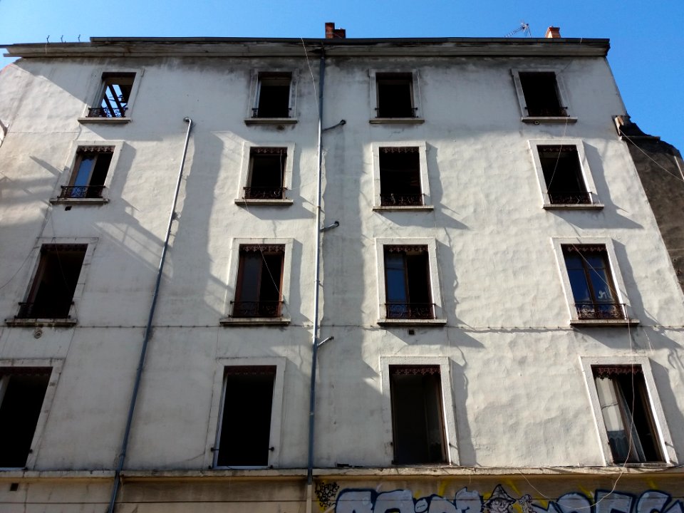 Villeurbanne - Rue Léon Chomel, immeuble à l'angle du cours Émile Zola, en cours de démolition