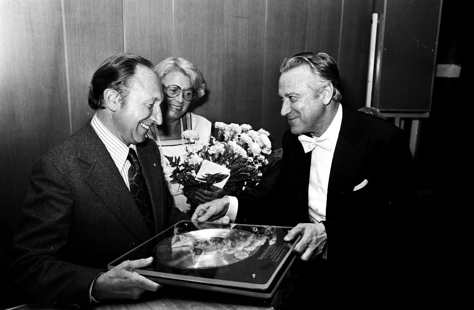 Violist Herman Krebbers krijgt na afloop Holland Festival Concert 2 gouden plate, Bestanddeelnr 929-7776