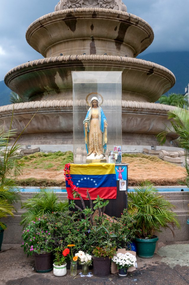 Virgen de Monumento a los caídos en Plaza Francia