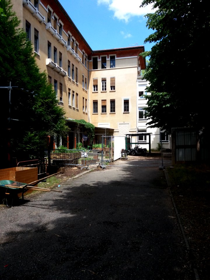 Villeurbanne - L'Autre Soie, bâtiment depuis la cour