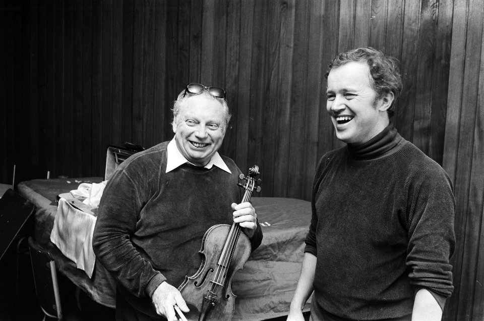 Violist Isaac Stern speelt bij Rotterdam Philharmonisch orkest Isaac Stern (l) , Bestanddeelnr 930-0792