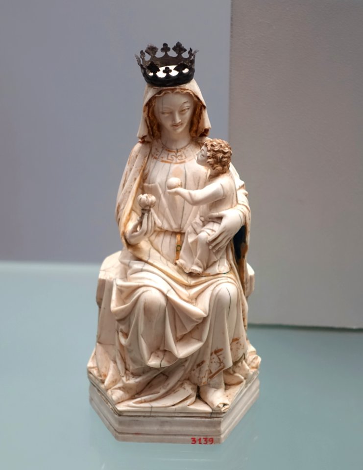 Virgin with Child, France, perhaps Paris, c. 1260, ivory, metal - Cinquantenaire Museum - Brussels, Belgium - DSC08573