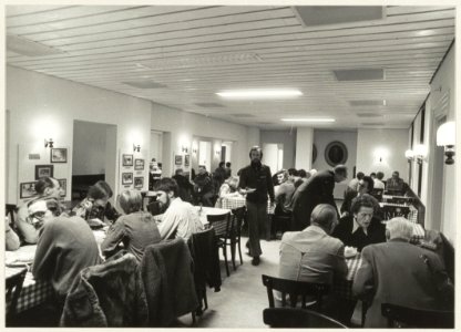 Vincentius Vereniging. De geheel aan de eisen van deze tijd aangepaste accomodatie van het eethuis stroomt elke avond rond zes uur en 's middags rond de klok van enen vol. NL-HlmNHA 54010007