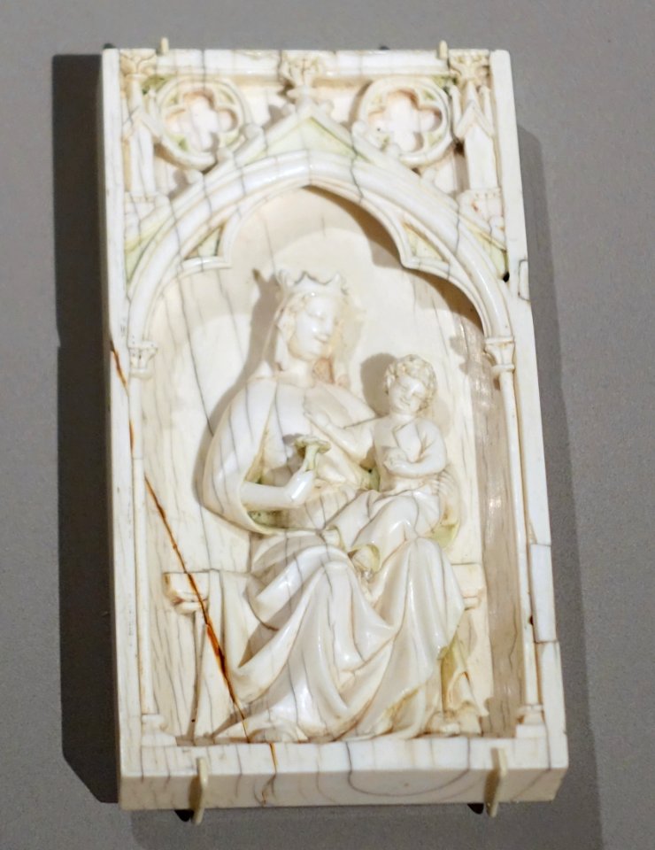 Virgin Enthroned, left wing of a diptych, Paris, c. 1300, ivory - Bode-Museum - DSC03638