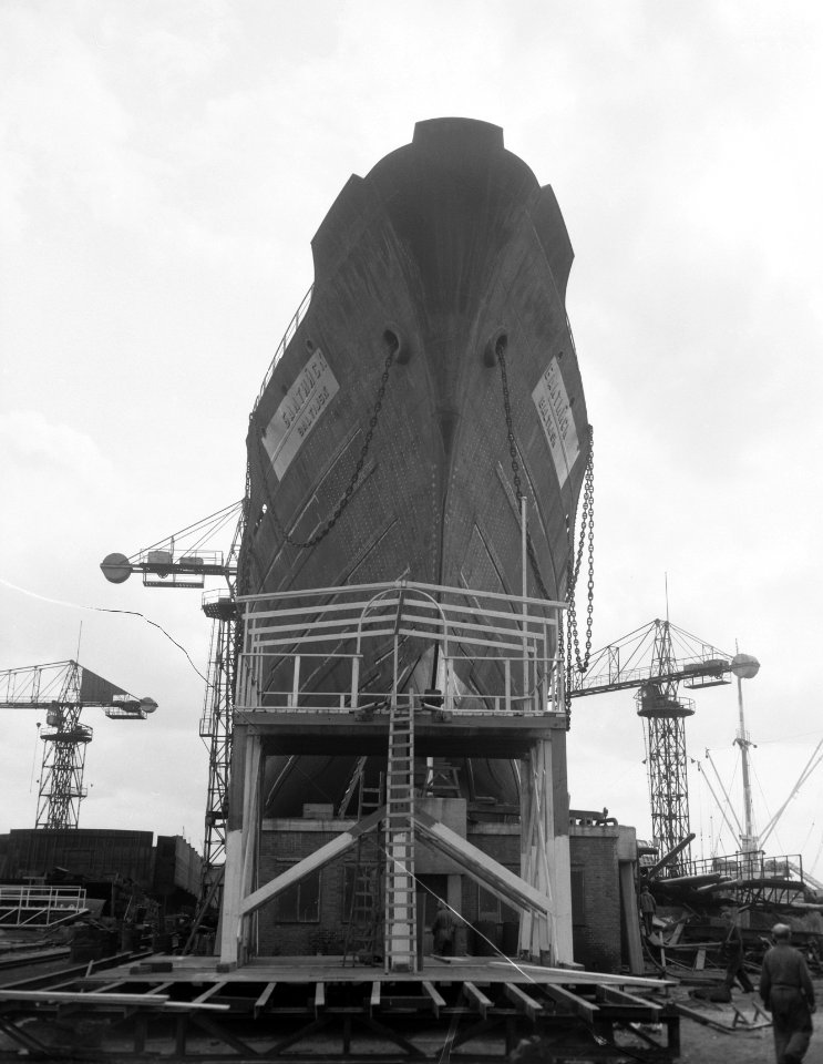 Viskoelschip op helling bij Verschure en Co Amsterdam Baltysk 4000 ton voor Ru, Bestanddeelnr 907-2645