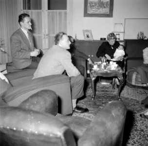 Visite tijdens het koffiedrinken een man steekt een sigaret op en een dame houd, Bestanddeelnr 252-9371