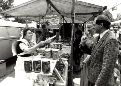 Viskraam op de weekmarkt aan de Anemonenlaan te Bennebroek afbeelding door United Photos de Boer. - Haarlem de Boer, 1985. - 1 foto 12,5x17,5 cm. Afgebeeld is een viskraam op de weekmarkt aan de Anemo