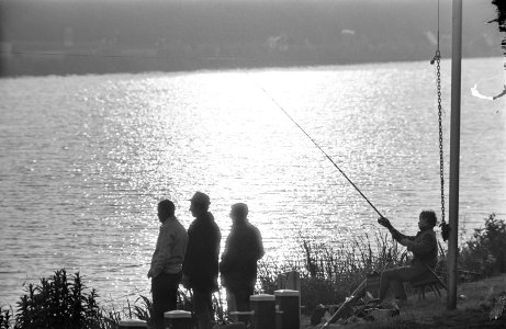 Visseizoen begonnen. Vissers langs de Bosbaan met opkomen zon (tegenlicht), Bestanddeelnr 921-4080