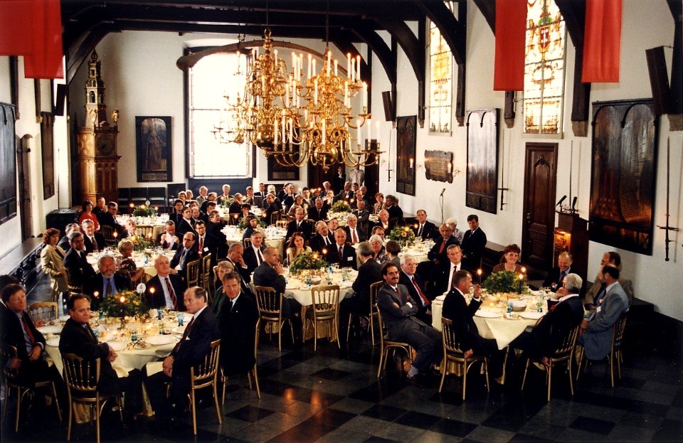 VIP's aan tafel bij het exclusieve diner in de Gravenzaal. Aangekocht van United Photos de Boer bv. - Negatiefnummer 41407 kc 29. - Gepubliceerd in het Haarlems Dagblad van 14.06.1995. Identificatienu