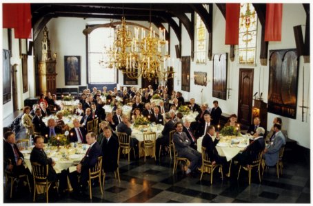 VIP's aan tafel bij het exclusieve diner t.g.v. de conferentie van de Vereniging van Nederlandse Gemeenten, in de Gravenzaal van het stadhuis