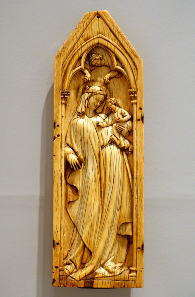 Virgin and Child, artist unknown, France, c. 1325-1350, ivory - Fogg Art Museum, Harvard University - DSC00975