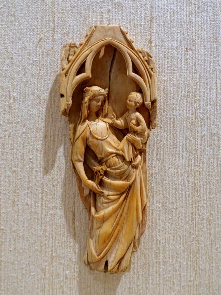 Virgin and Child, French, Ile-de-France, c. 1275-1300, ivory - Princeton University Art Museum - DSC06796