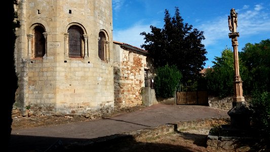 Vinezac - Église Notre-Dame-de-l'Annonciation - Chevet et croix