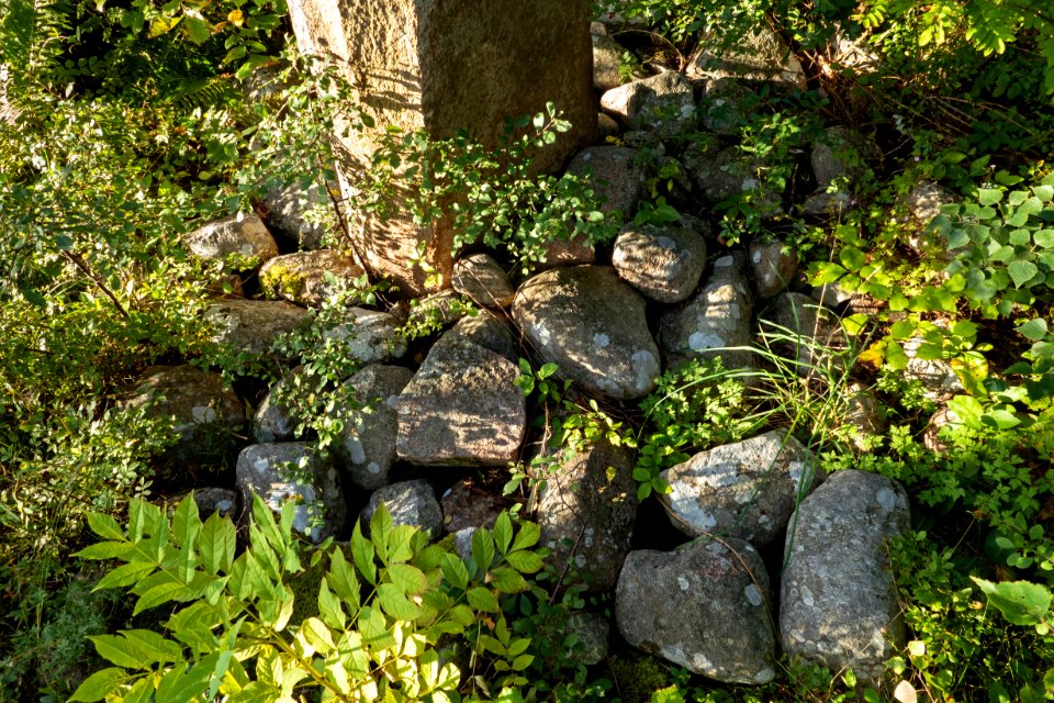 Vindbräcka menhir foundation north side