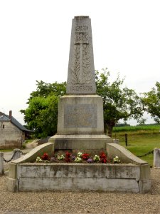 Vincy-Reuil-et-Magny (Aisne) monument aux morts