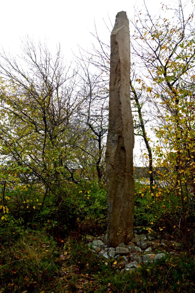 Vindbräcka menhir in autumn 1