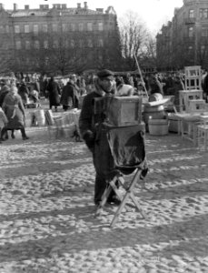 Vilnius Een markttafreel man met een draaiorgeltje op een standaard met daar b, Bestanddeelnr 252-1338