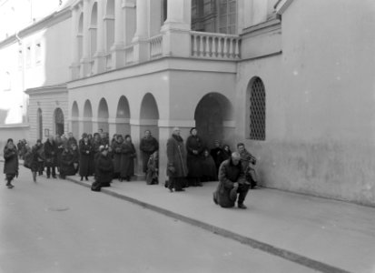 Vilnius. Gelovigen in gebed op het trottoir bij de Poort van de Dageraad waarbov, Bestanddeelnr 190-1202