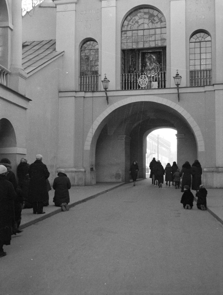 Vilnius. Kapel boven de Poort van de Dageraad, waarin zich een veel vereerde ico, Bestanddeelnr 190-1194