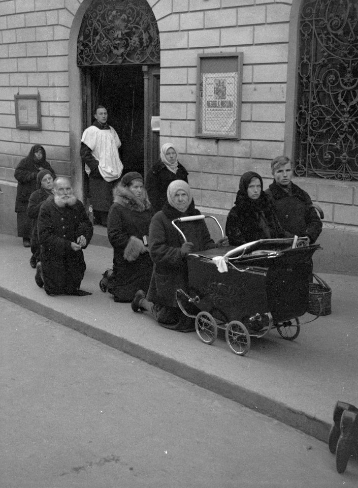 Vilnius. Gelovigen met een kinderwagen in gebed op het trottoir bij de Poort van, Bestanddeelnr 190-1200