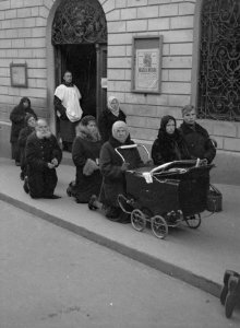 Vilnius. Gelovigen met een kinderwagen in gebed op het trottoir bij de Poort van, Bestanddeelnr 190-1200 photo