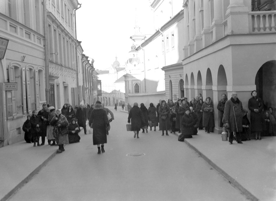 Vilnius. Gelovigen in gebed op het trottoir bij de Poort van de Dageraad waarbov, Bestanddeelnr 190-1201