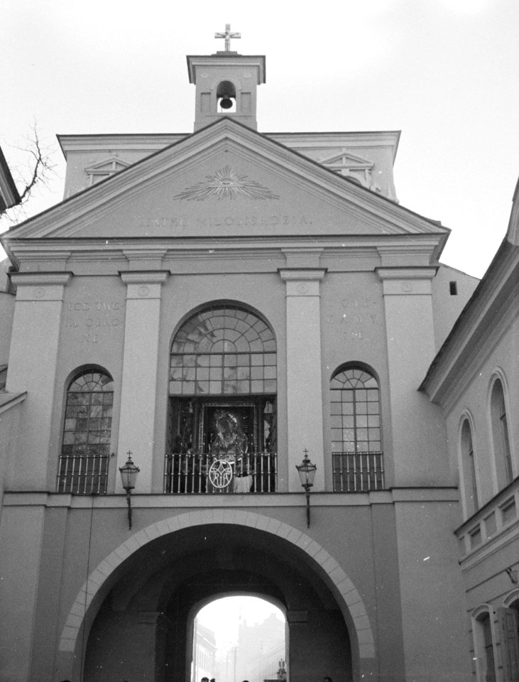 Vilnius. Kapel boven de Poort van de Dageraad, waarin zich een veel vereerde ico, Bestanddeelnr 190-1193