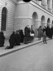 Vilnius. Gelovigen knielen biddend op het trottoir bij de Poort van de Dageraad , Bestanddeelnr 190-1196