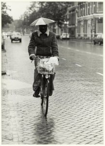Vindingrijke fietser in de Wilhelminastraat, oostzijde. NL-HlmNHA 54015535