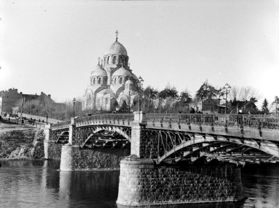 Vilnius. De Zverynasbrug over de rivier de Neris met op de tegenoverliggende oev, Bestanddeelnr 252-1337