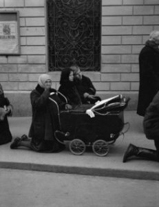 Vilnius. Gelovigen in gebed op het trottoir bij de Poort van de Dageraad waarbov, Bestanddeelnr 190-1199