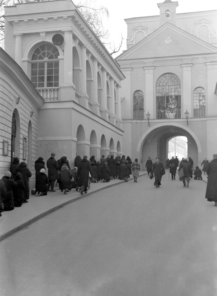 Vilnius. Kapel boven de Poort van de Dageraad, waarin zich een veel vereerde ico, Bestanddeelnr 190-1204