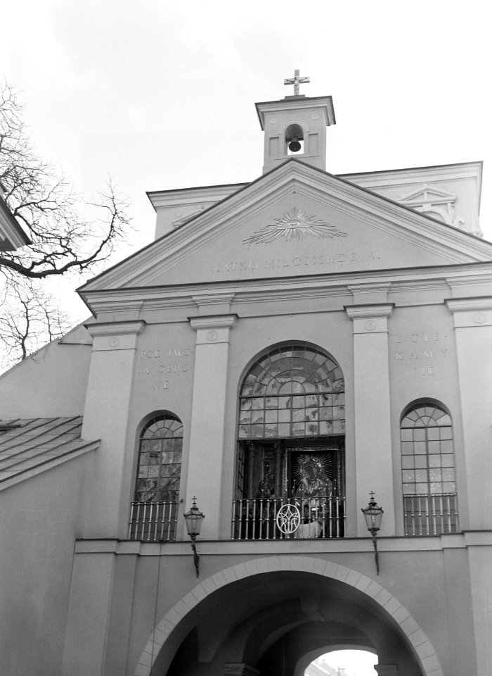 Vilnius. Kapel boven de Poort van de Dageraad, waarin zich een veel vereerde ico, Bestanddeelnr 190-1205