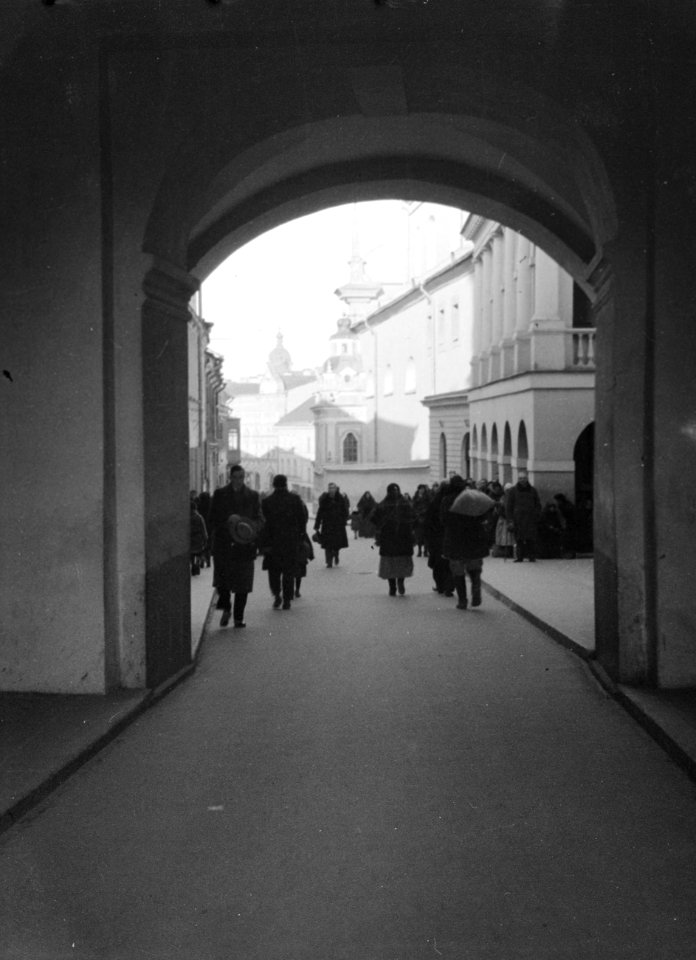 Vilnius. Poort van de Dageraad waarboven zich een kapel met een veel vereerde ic, Bestanddeelnr 190-1195