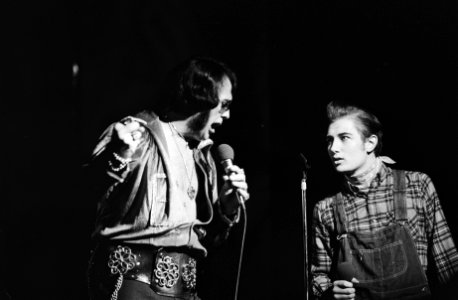 Vince Eager(l) als oudeElvis en Dave Ballard als de jonge Elvis tijdens de …, Bestanddeelnr 930-9576