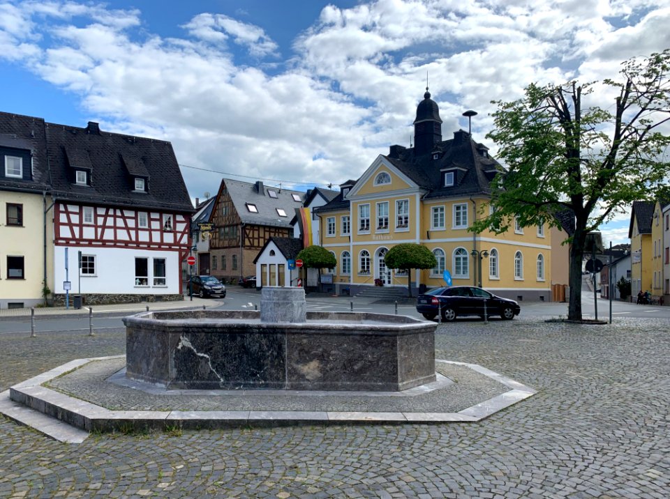 Villmar, demontierter Brunnen vor Rathaus
