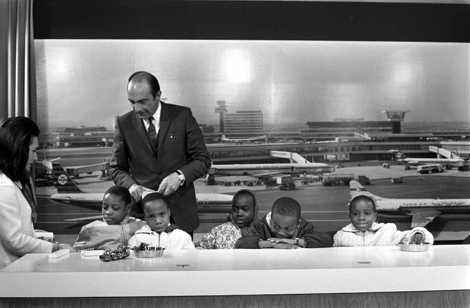 Vijf Biafraanse kinderen vertrekken naar Gabon, na hier verpleegd te zijn, van S, Bestanddeelnr 922-3931