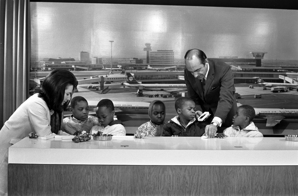 Vijf Biafraanse kinderen vertrekken naar Gabon, na hier verpleegd te zijn, van S, Bestanddeelnr 922-3929