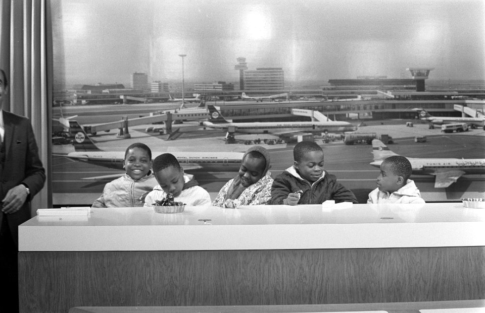 Vijf Biafraanse kinderen vertrekken naar Gabon, na hier verpleegd te zijn, van S, Bestanddeelnr 922-3928