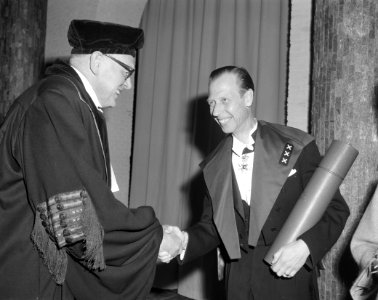 Vijf eredoctoraten verleend ( Luterse kerk ) rechts Professor Hidengren, Bestanddeelnr 913-9682