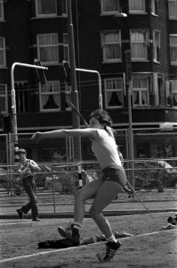 Vijf districtswedstrijden atletiek in Amsterdam, Lydia Kuys in aktie, Bestanddeelnr 926-4372