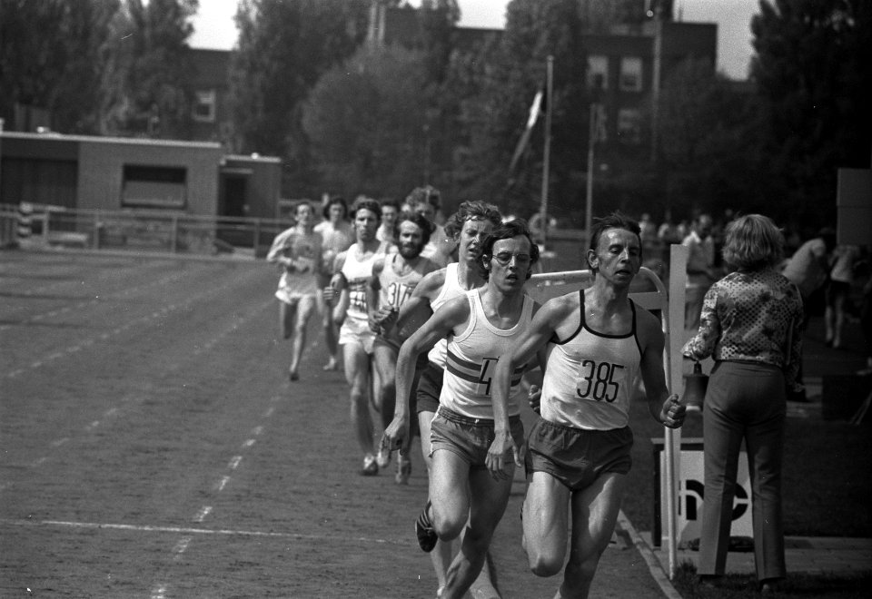 Vijf districtswedstrijden atletiek in Amsterdam, 1500 meter heren, op kop Haico , Bestanddeelnr 926-4373