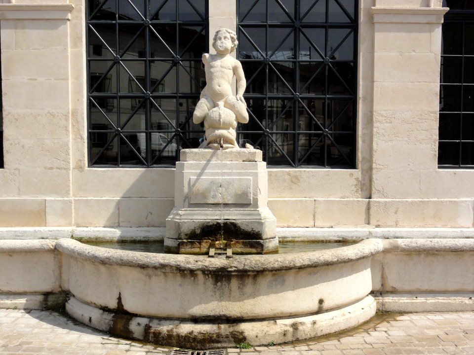 Vignot (Meuse) fontaine sculpté