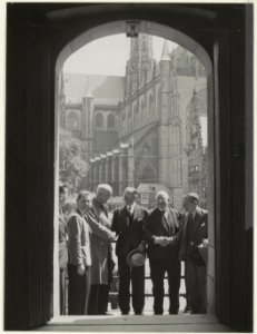 Vijf heren bij de ingang van het stadhuis. Tweede van rechts Dr. C. Spoelder, NL-HlmNHA 54019347