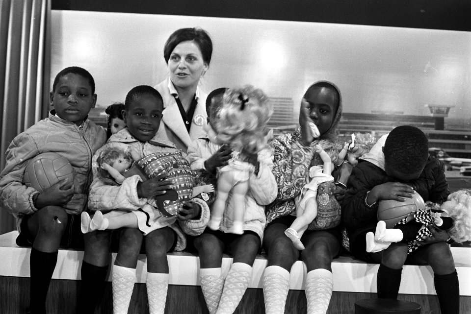 Vijf Biafraanse kinderen vertrekken naar Gabon, na hier verpleegd te zijn, van S, Bestanddeelnr 922-3930