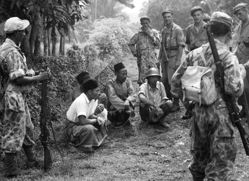 Vijf Indonesische mannen zijn door de patrouille gearresteerd of gevangen genome, Bestanddeelnr 10712