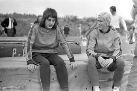 Vijf en tienkamp Nederland, Belgie en Engeland, Miep van Beek (links) en Marjan , Bestanddeelnr 925-7761